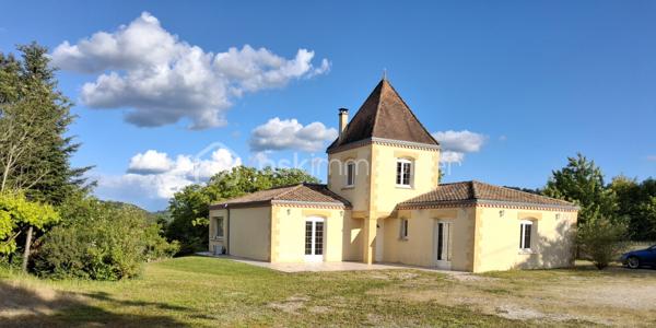 Venez découvrir cette belle maison avec sa tour centrale de type périgourdine sur les hauteurs de SAINT-ASTIER.
Construction de grande qualité édifiée par un artisan maçon local, arborant de magnifiques linteaux et pierres d’angle (pierres du Périgord), sur un terrain de 2024 m².
L'habitation s'articule autour de la tour carrée qui sépare la partie jour de la partie nuit.
Elle se compose au rez de chaussée : d’un grand séjour, 1 véranda climatisée, 1 cuisine équipée, 1 arrière cuisine, 2 chambres, 1 salle de bains, 1 double garage carrelé.
Une pièce pouvant faire office de chambre ou bureau à l’étage de la tour.
Chauffage électrique et poêle à bois (marque Jotul) pouvant chauffer une grande partie de la maison.
Ce bien se situe à proximité de l’autoroute, mais sans les nuisances.
Vous trouverez :
le centre de SAINT ASTIER à 5 min
PERIGUEUX à 20 min
BORDEAUX à 1h15.