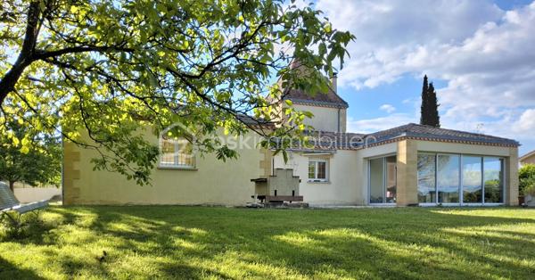 Venez découvrir cette belle maison avec sa tour centrale de type périgourdine sur les hauteurs de SAINT-ASTIER.
Construction de grande qualité édifiée par un artisan maçon local, arborant de magnifiques linteaux et pierres d’angle (pierres du Périgord), sur un terrain de 2024 m².
L'habitation s'articule autour de la tour carrée qui sépare la partie jour de la partie nuit.
Elle se compose au rez de chaussée : d’un grand séjour, 1 véranda climatisée, 1 cuisine équipée, 1 arrière cuisine, 2 chambres, 1 salle de bains, 1 double garage carrelé.
Une pièce pouvant faire office de chambre ou bureau à l’étage de la tour.
Chauffage électrique et poêle à bois (marque Jotul) pouvant chauffer une grande partie de la maison.
Ce bien se situe à proximité de l’autoroute, mais sans les nuisances.
Vous trouverez :
le centre de SAINT ASTIER à 5 min
PERIGUEUX à 20 min
BORDEAUX à 1h15.