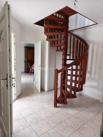 Venez découvrir cette belle maison avec sa tour centrale de type périgourdine sur les hauteurs de SAINT-ASTIER.
Construction de grande qualité édifiée par un artisan maçon local, arborant de magnifiques linteaux et pierres d’angle (pierres du Périgord), sur un terrain de 2024 m².
L'habitation s'articule autour de la tour carrée qui sépare la partie jour de la partie nuit.
Elle se compose au rez de chaussée : d’un grand séjour, 1 véranda climatisée, 1 cuisine équipée, 1 arrière cuisine, 2 chambres, 1 salle de bains, 1 double garage carrelé.
Une pièce pouvant faire office de chambre ou bureau à l’étage de la tour.
Chauffage électrique et poêle à bois (marque Jotul) pouvant chauffer une grande partie de la maison.
Ce bien se situe à proximité de l’autoroute, mais sans les nuisances.
Vous trouverez :
le centre de SAINT ASTIER à 5 min
PERIGUEUX à 20 min
BORDEAUX à 1h15.