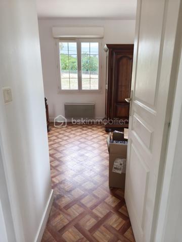 Venez découvrir cette belle maison avec sa tour centrale de type périgourdine sur les hauteurs de SAINT-ASTIER.
Construction de grande qualité édifiée par un artisan maçon local, arborant de magnifiques linteaux et pierres d’angle (pierres du Périgord), sur un terrain de 2024 m².
L'habitation s'articule autour de la tour carrée qui sépare la partie jour de la partie nuit.
Elle se compose au rez de chaussée : d’un grand séjour, 1 véranda climatisée, 1 cuisine équipée, 1 arrière cuisine, 2 chambres, 1 salle de bains, 1 double garage carrelé.
Une pièce pouvant faire office de chambre ou bureau à l’étage de la tour.
Chauffage électrique et poêle à bois (marque Jotul) pouvant chauffer une grande partie de la maison.
Ce bien se situe à proximité de l’autoroute, mais sans les nuisances.
Vous trouverez :
le centre de SAINT ASTIER à 5 min
PERIGUEUX à 20 min
BORDEAUX à 1h15.