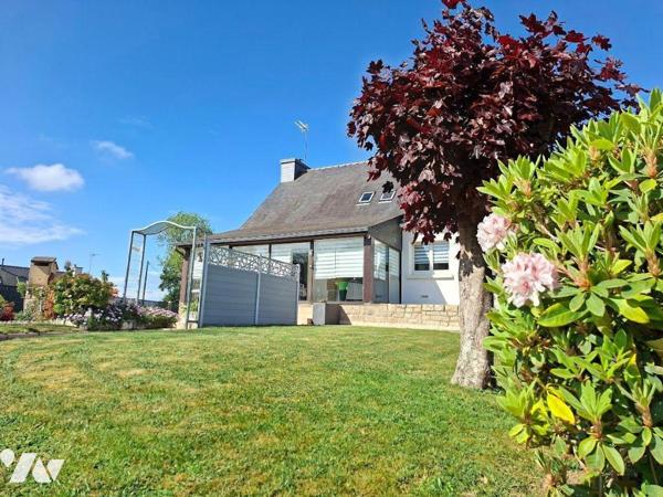 Maison traditionnelle, rénovée, composée d'une véranda, 1 salon/séjour avce cheminée, 1 cuisine...