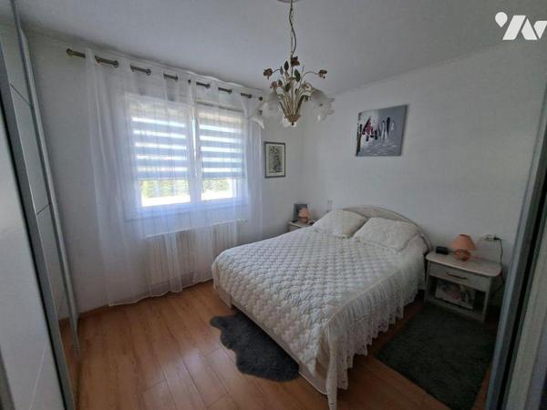 Maison traditionnelle, rénovée, composée d'une véranda, 1 salon/séjour avce cheminée, 1 cuisine...