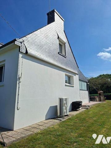 Maison traditionnelle, rénovée, composée d'une véranda, 1 salon/séjour avce cheminée, 1 cuisine...