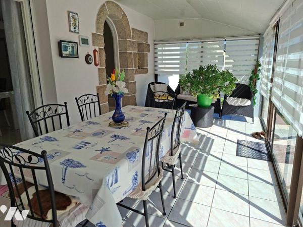 Maison traditionnelle, rénovée, composée d'une véranda, 1 salon/séjour avce cheminée, 1 cuisine...