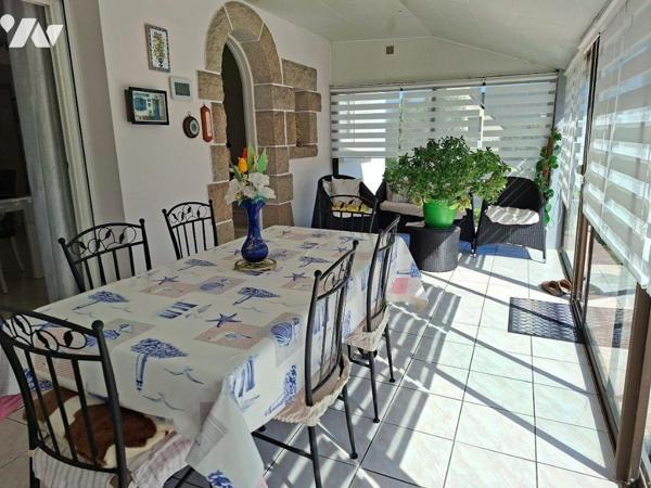 Maison traditionnelle, rénovée, composée d'une véranda, 1 salon/séjour avce cheminée, 1 cuisine...