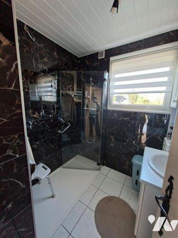 Maison traditionnelle, rénovée, composée d'une véranda, 1 salon/séjour avce cheminée, 1 cuisine...