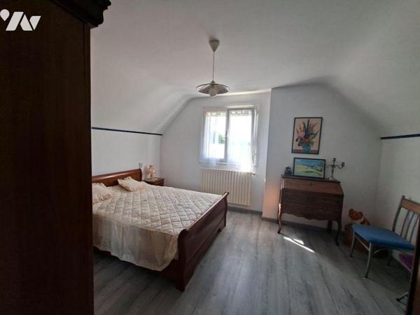 Maison traditionnelle, rénovée, composée d'une véranda, 1 salon/séjour avce cheminée, 1 cuisine...