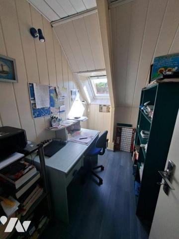 Maison traditionnelle, rénovée, composée d'une véranda, 1 salon/séjour avce cheminée, 1 cuisine...