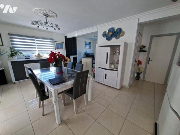Maison traditionnelle, rénovée, composée d'une véranda, 1 salon/séjour avce cheminée, 1 cuisine...
