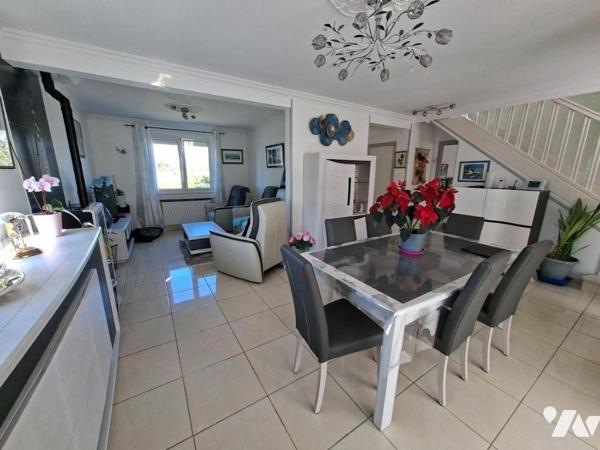 Maison traditionnelle, rénovée, composée d'une véranda, 1 salon/séjour avce cheminée, 1 cuisine...