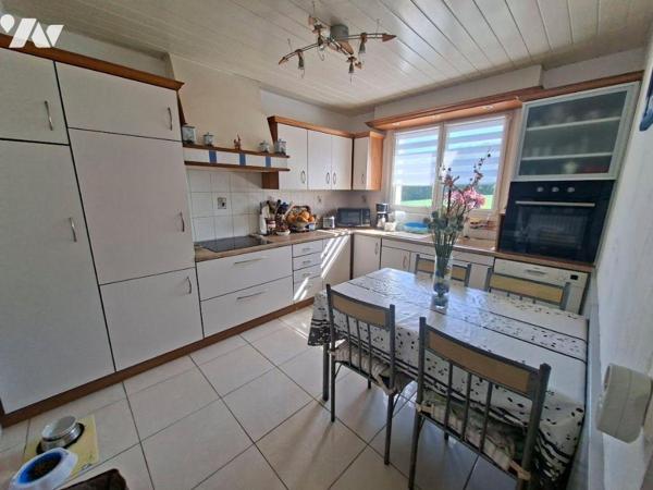 Maison traditionnelle, rénovée, composée d'une véranda, 1 salon/séjour avce cheminée, 1 cuisine...