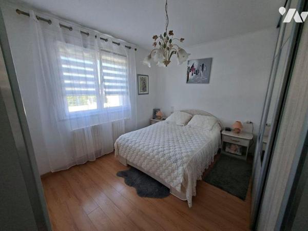 Maison traditionnelle, rénovée, composée d'une véranda, 1 salon/séjour avce cheminée, 1 cuisine...