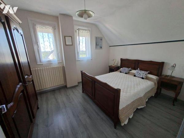 Maison traditionnelle, rénovée, composée d'une véranda, 1 salon/séjour avce cheminée, 1 cuisine...