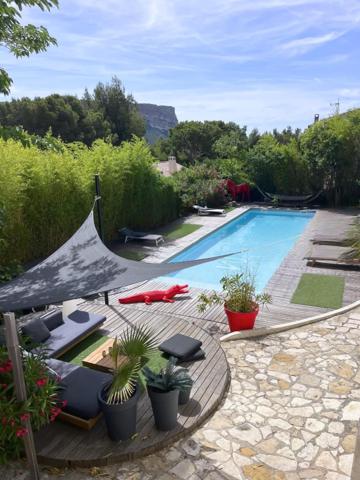 Une adresse au cœur de Cassis, où tout se rejoint, la mer, le village et l'art de vivre.