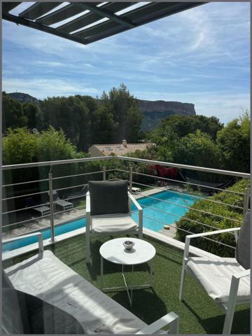 Une adresse au cœur de Cassis, où tout se rejoint, la mer, le village et l'art de vivre.