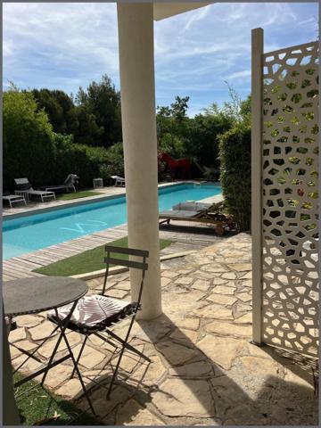 Une adresse au cœur de Cassis, où tout se rejoint, la mer, le village et l'art de vivre.