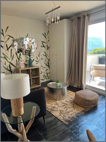 Une adresse au cœur de Cassis, où tout se rejoint, la mer, le village et l'art de vivre.