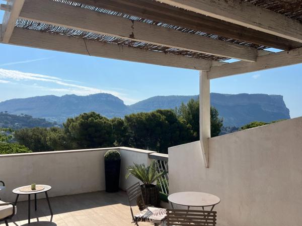 Une adresse au cœur de Cassis, où tout se rejoint, la mer, le village et l'art de vivre.