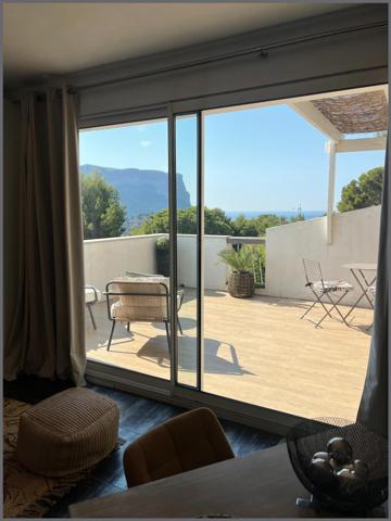 Une adresse au cœur de Cassis, où tout se rejoint, la mer, le village et l'art de vivre.