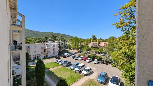 DIEULEFIT  – STUDIO AVEC TERRASSE – VUE DÉGAGÉE – ASCENSEUR

Exclusivité. Entre Le Poët-Laval et Dieulefit, à seulement 3 minutes des commodités, découvrez ce studio situé au 2e étage d’une copropriété avec ascenseur.

D’une surface de 21.24 m² habitables (loi Carrez), il se compose d’une pièce de vie de 17,88 m² avec kitchenette, ouvrant sur une terrasse de 5,48 m² bénéficiant d’une vue dégagée sur les montagnes environnantes. Une salle d’eau avec WC de 3,36 m² complète l’ensemble.

De nombreuses places de stationnement sont disponibles au pied de l’immeuble.

Ce bien conviendra aussi bien pour un premier achat que pour un investissement locatif ou un pied-à-terre en Drôme Provençale.

À propos de la copropriété :
Pas de procédure en cours.
Nombre de lots : 46.
Charges de copropriété : 112,87 € par trimestre, comprenant notamment le syndic, l’assurance de la copropriété, l’entretien des parties communes, l’ascenseur et le fonds de travaux ALUR.

Prix : 40 000 € HAI
Pour plus d’informations ou organiser une visite, contactez L’Immo By Céline PASCAL au 06.63.10.02.35.