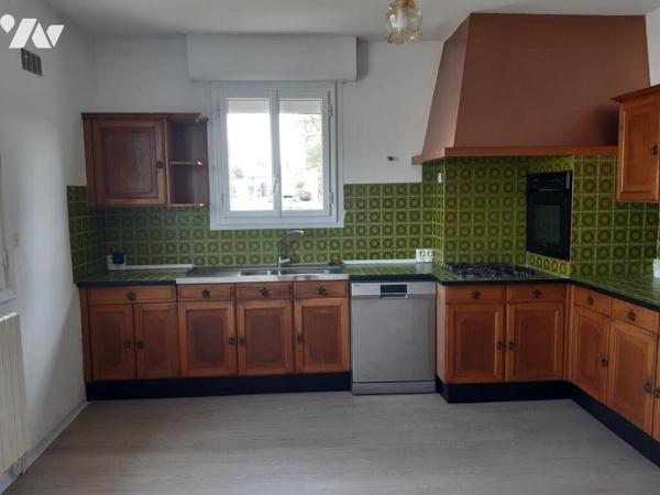 Maison à vendre à CLEGUEREC (56480), Morbihan (56), centre-bourg, située dans un quartier calme...