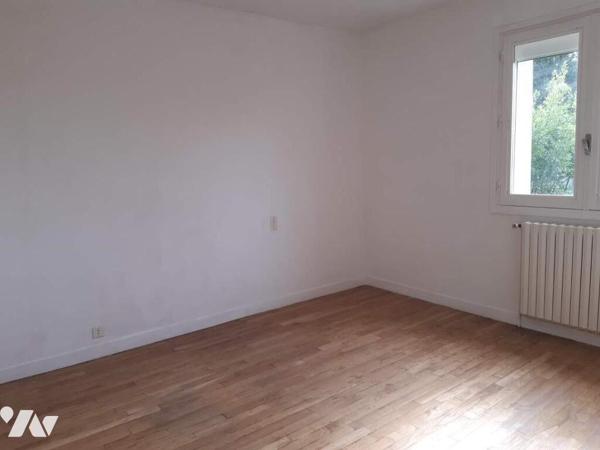 Maison à vendre à CLEGUEREC (56480), Morbihan (56), centre-bourg, située dans un quartier calme...