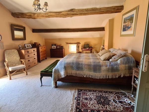 Belle maison et grange convertie avec 24 hectares de terrain et vues