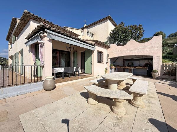 Propriété avec 2 villas sur terrain de 2 900 m² ? Vue mer