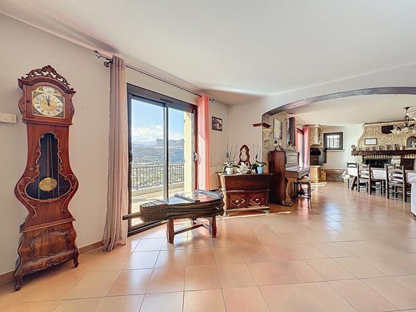 Propriété avec 2 villas sur terrain de 2 900 m² ? Vue mer