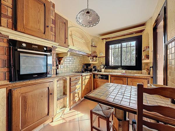 Propriété avec 2 villas sur terrain de 2 900 m² ? Vue mer