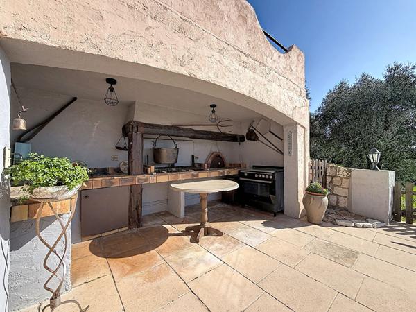 Propriété avec 2 villas sur terrain de 2 900 m² ? Vue mer