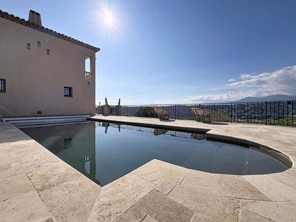 Propriété avec 2 villas sur terrain de 2 900 m² ? Vue mer