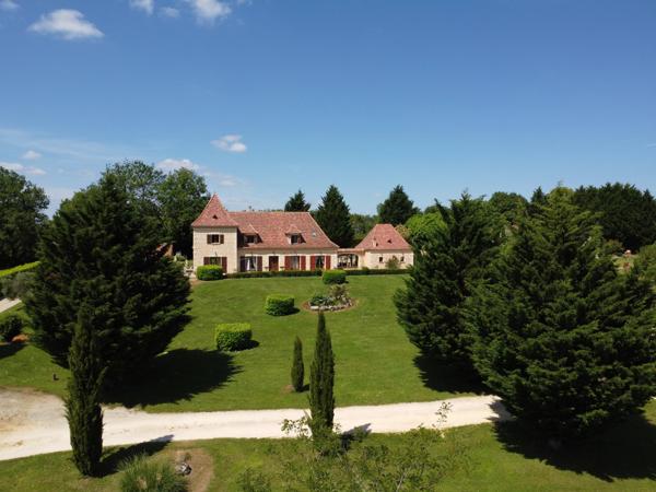 Maison périgourdine moderne avec gîte et superbes vues