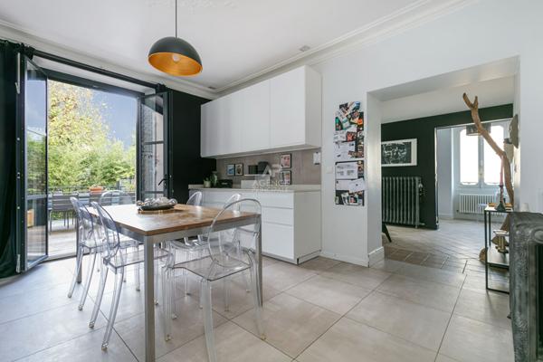 Versailles Notre-Dame Les Prés - Maison 12 pièces 267m² au sol avec terrasse et jardin agrémenté d'une piscine €2 270 000 ** - Référence 26771