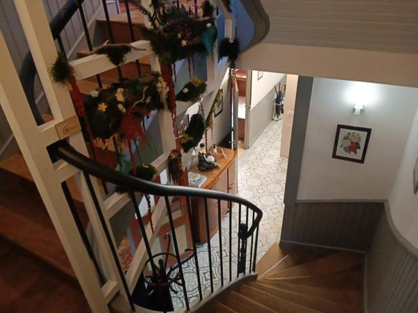 Maison en pierres type t9, un appartement type T3, terrain, village médiéval proche de Tulle