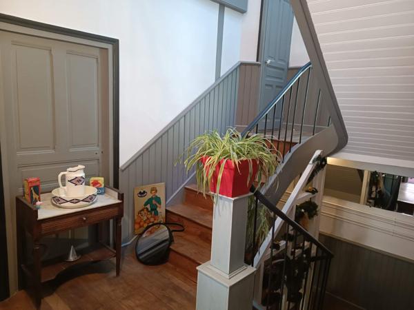 Maison en pierres type t9, un appartement type T3, terrain, village médiéval proche de Tulle