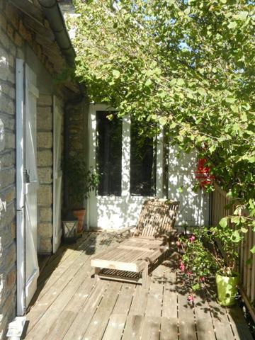 Maison en pierres type t9, un appartement type T3, terrain, village médiéval proche de Tulle