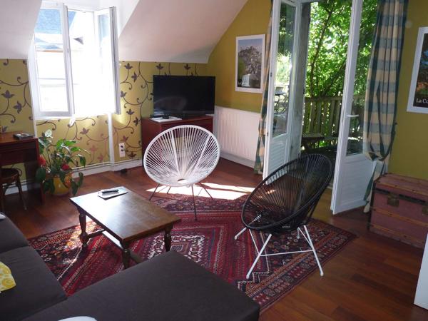 Maison en pierres type t9, un appartement type T3, terrain, village médiéval proche de Tulle