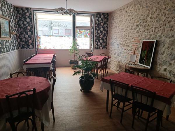 Maison en pierres type t9, un appartement type T3, terrain, village médiéval proche de Tulle