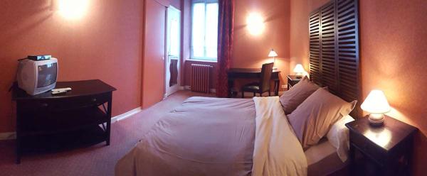 Maison en pierres type t9, un appartement type T3, terrain, village médiéval proche de Tulle