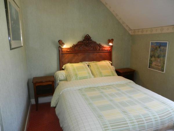 Maison en pierres type t9, un appartement type T3, terrain, village médiéval proche de Tulle