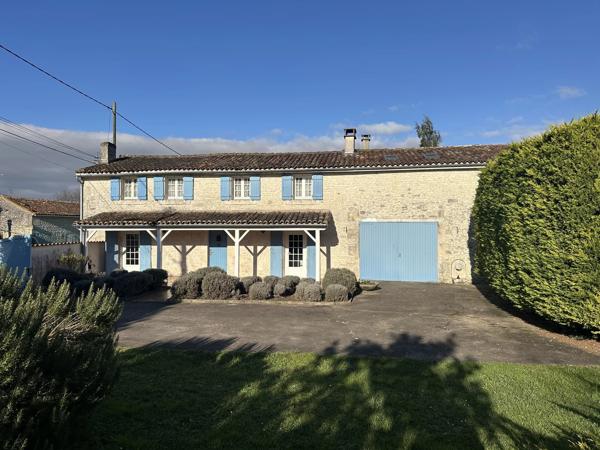 Jolie charentaise avec 3 chambres et piscine avec abri