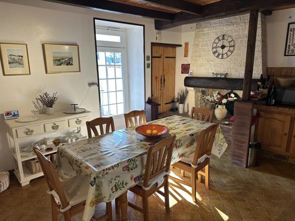 Jolie charentaise avec 3 chambres et piscine avec abri
