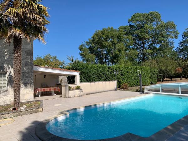 Jolie charentaise avec 3 chambres et piscine avec abri