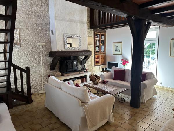 Jolie charentaise avec 3 chambres et piscine avec abri