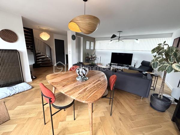 Laissez-vous séduire par cette maison coup de cœur, nichée au sein de la résidence Le Menhir, où chaque espace a été pensé avec soin pour allier élégance, confort et modernité.

Développant 98 m² habitables sur deux niveaux, cette maison offre une atmosphère chaleureuse dès les premiers instants. Les matériaux de qualité, les volumes généreux et la décoration contemporaine en font un bien rare sur le secteur.

Le rez-de-chaussée accueille une magnifique pièce de vie lumineuse, bénéficiant d’une exposition plein sud, idéale pour profiter de la lumière naturelle tout au long de la journée. Le parquet semi-massif apporte une touche d’authenticité et de raffinement à cet espace convivial. Entrée , cellier , séjour / salle à manger avec accès sur la terrasse , cuisine ouverte aménagée et équipée , wc .

La cuisine, résolument moderne, séduit par son design épuré, ses nombreux rangements et son plan de travail en bois qui lui confèrent beaucoup de caractère. Ouverte sur les espaces de vie, elle est parfaite pour partager des moments en famille ou entre amis.

L’espace nuit comprend 3 chambres dont une avec terrasse  , offrant calme et confort, ainsi qu’une salle d’eau au style contemporain avec douche à l’italienne et double vasque et wc . 

À l’extérieur, vous profiterez d’une superbe terrasse de 40 m², entièrement refaite en 2025, véritable prolongement de la maison. Cet espace privilégié est idéal pour recevoir, se détendre ou profiter des beaux jours en toute intimité.

Les prestations :
Maison de 98 m² habitables
5 pièces
3 chambres
Séjour lumineux avec parquet semi-massif
Cuisine aménagée et équipée
Salle d’eau contemporaine
Terrasse de 40 m² refaite à neuf en 2025
Exposition plein sud
Chauffage au gaz
Résidence calme et recherchée Le Menhir
Chaque détail a été soigneusement pensé pour offrir un cadre de vie élégant et confortable. Une adresse idéale pour une famille ou un couple en quête d’un bien alliant charme, fonctionnalité et prestations de qualité.

Un bien rare sur le marché, à découvrir sans tarder.