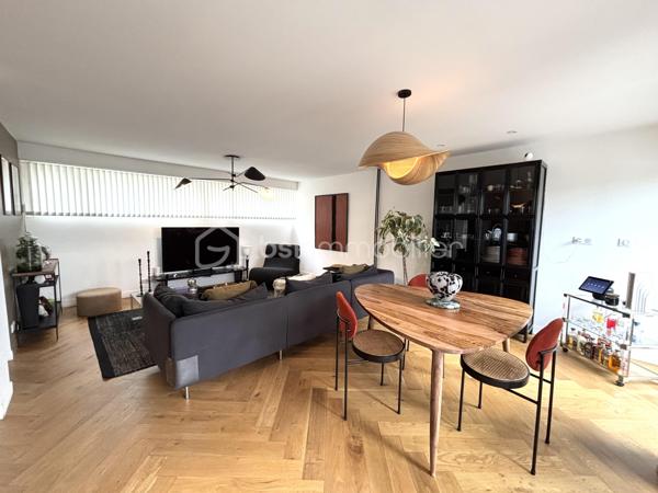 Laissez-vous séduire par cette maison coup de cœur, nichée au sein de la résidence Le Menhir, où chaque espace a été pensé avec soin pour allier élégance, confort et modernité.

Développant 98 m² habitables sur deux niveaux, cette maison offre une atmosphère chaleureuse dès les premiers instants. Les matériaux de qualité, les volumes généreux et la décoration contemporaine en font un bien rare sur le secteur.

Le rez-de-chaussée accueille une magnifique pièce de vie lumineuse, bénéficiant d’une exposition plein sud, idéale pour profiter de la lumière naturelle tout au long de la journée. Le parquet semi-massif apporte une touche d’authenticité et de raffinement à cet espace convivial. Entrée , cellier , séjour / salle à manger avec accès sur la terrasse , cuisine ouverte aménagée et équipée , wc .

La cuisine, résolument moderne, séduit par son design épuré, ses nombreux rangements et son plan de travail en bois qui lui confèrent beaucoup de caractère. Ouverte sur les espaces de vie, elle est parfaite pour partager des moments en famille ou entre amis.

L’espace nuit comprend 3 chambres dont une avec terrasse  , offrant calme et confort, ainsi qu’une salle d’eau au style contemporain avec douche à l’italienne et double vasque et wc . 

À l’extérieur, vous profiterez d’une superbe terrasse de 40 m², entièrement refaite en 2025, véritable prolongement de la maison. Cet espace privilégié est idéal pour recevoir, se détendre ou profiter des beaux jours en toute intimité.

Les prestations :
Maison de 98 m² habitables
5 pièces
3 chambres
Séjour lumineux avec parquet semi-massif
Cuisine aménagée et équipée
Salle d’eau contemporaine
Terrasse de 40 m² refaite à neuf en 2025
Exposition plein sud
Chauffage au gaz
Résidence calme et recherchée Le Menhir
Chaque détail a été soigneusement pensé pour offrir un cadre de vie élégant et confortable. Une adresse idéale pour une famille ou un couple en quête d’un bien alliant charme, fonctionnalité et prestations de qualité.

Un bien rare sur le marché, à découvrir sans tarder.