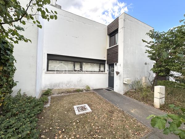 Laissez-vous séduire par cette maison coup de cœur, nichée au sein de la résidence Le Menhir, où chaque espace a été pensé avec soin pour allier élégance, confort et modernité.

Développant 98 m² habitables sur deux niveaux, cette maison offre une atmosphère chaleureuse dès les premiers instants. Les matériaux de qualité, les volumes généreux et la décoration contemporaine en font un bien rare sur le secteur.

Le rez-de-chaussée accueille une magnifique pièce de vie lumineuse, bénéficiant d’une exposition plein sud, idéale pour profiter de la lumière naturelle tout au long de la journée. Le parquet semi-massif apporte une touche d’authenticité et de raffinement à cet espace convivial. Entrée , cellier , séjour / salle à manger avec accès sur la terrasse , cuisine ouverte aménagée et équipée , wc .

La cuisine, résolument moderne, séduit par son design épuré, ses nombreux rangements et son plan de travail en bois qui lui confèrent beaucoup de caractère. Ouverte sur les espaces de vie, elle est parfaite pour partager des moments en famille ou entre amis.

L’espace nuit comprend 3 chambres dont une avec terrasse  , offrant calme et confort, ainsi qu’une salle d’eau au style contemporain avec douche à l’italienne et double vasque et wc . 

À l’extérieur, vous profiterez d’une superbe terrasse de 40 m², entièrement refaite en 2025, véritable prolongement de la maison. Cet espace privilégié est idéal pour recevoir, se détendre ou profiter des beaux jours en toute intimité.

Les prestations :
Maison de 98 m² habitables
5 pièces
3 chambres
Séjour lumineux avec parquet semi-massif
Cuisine aménagée et équipée
Salle d’eau contemporaine
Terrasse de 40 m² refaite à neuf en 2025
Exposition plein sud
Chauffage au gaz
Résidence calme et recherchée Le Menhir
Chaque détail a été soigneusement pensé pour offrir un cadre de vie élégant et confortable. Une adresse idéale pour une famille ou un couple en quête d’un bien alliant charme, fonctionnalité et prestations de qualité.

Un bien rare sur le marché, à découvrir sans tarder.