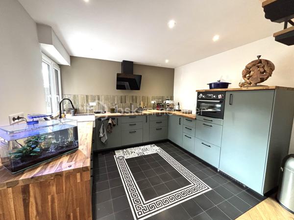 Laissez-vous séduire par cette maison coup de cœur, nichée au sein de la résidence Le Menhir, où chaque espace a été pensé avec soin pour allier élégance, confort et modernité.

Développant 98 m² habitables sur deux niveaux, cette maison offre une atmosphère chaleureuse dès les premiers instants. Les matériaux de qualité, les volumes généreux et la décoration contemporaine en font un bien rare sur le secteur.

Le rez-de-chaussée accueille une magnifique pièce de vie lumineuse, bénéficiant d’une exposition plein sud, idéale pour profiter de la lumière naturelle tout au long de la journée. Le parquet semi-massif apporte une touche d’authenticité et de raffinement à cet espace convivial. Entrée , cellier , séjour / salle à manger avec accès sur la terrasse , cuisine ouverte aménagée et équipée , wc .

La cuisine, résolument moderne, séduit par son design épuré, ses nombreux rangements et son plan de travail en bois qui lui confèrent beaucoup de caractère. Ouverte sur les espaces de vie, elle est parfaite pour partager des moments en famille ou entre amis.

L’espace nuit comprend 3 chambres dont une avec terrasse  , offrant calme et confort, ainsi qu’une salle d’eau au style contemporain avec douche à l’italienne et double vasque et wc . 

À l’extérieur, vous profiterez d’une superbe terrasse de 40 m², entièrement refaite en 2025, véritable prolongement de la maison. Cet espace privilégié est idéal pour recevoir, se détendre ou profiter des beaux jours en toute intimité.

Les prestations :
Maison de 98 m² habitables
5 pièces
3 chambres
Séjour lumineux avec parquet semi-massif
Cuisine aménagée et équipée
Salle d’eau contemporaine
Terrasse de 40 m² refaite à neuf en 2025
Exposition plein sud
Chauffage au gaz
Résidence calme et recherchée Le Menhir
Chaque détail a été soigneusement pensé pour offrir un cadre de vie élégant et confortable. Une adresse idéale pour une famille ou un couple en quête d’un bien alliant charme, fonctionnalité et prestations de qualité.

Un bien rare sur le marché, à découvrir sans tarder.