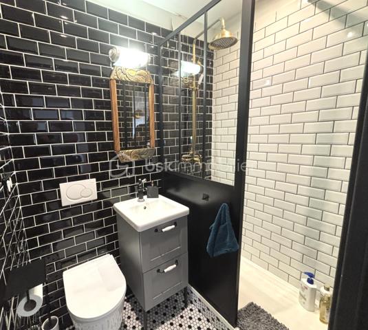 Laissez-vous séduire par cette maison coup de cœur, nichée au sein de la résidence Le Menhir, où chaque espace a été pensé avec soin pour allier élégance, confort et modernité.

Développant 98 m² habitables sur deux niveaux, cette maison offre une atmosphère chaleureuse dès les premiers instants. Les matériaux de qualité, les volumes généreux et la décoration contemporaine en font un bien rare sur le secteur.

Le rez-de-chaussée accueille une magnifique pièce de vie lumineuse, bénéficiant d’une exposition plein sud, idéale pour profiter de la lumière naturelle tout au long de la journée. Le parquet semi-massif apporte une touche d’authenticité et de raffinement à cet espace convivial. Entrée , cellier , séjour / salle à manger avec accès sur la terrasse , cuisine ouverte aménagée et équipée , wc .

La cuisine, résolument moderne, séduit par son design épuré, ses nombreux rangements et son plan de travail en bois qui lui confèrent beaucoup de caractère. Ouverte sur les espaces de vie, elle est parfaite pour partager des moments en famille ou entre amis.

L’espace nuit comprend 3 chambres dont une avec terrasse  , offrant calme et confort, ainsi qu’une salle d’eau au style contemporain avec douche à l’italienne et double vasque et wc . 

À l’extérieur, vous profiterez d’une superbe terrasse de 40 m², entièrement refaite en 2025, véritable prolongement de la maison. Cet espace privilégié est idéal pour recevoir, se détendre ou profiter des beaux jours en toute intimité.

Les prestations :
Maison de 98 m² habitables
5 pièces
3 chambres
Séjour lumineux avec parquet semi-massif
Cuisine aménagée et équipée
Salle d’eau contemporaine
Terrasse de 40 m² refaite à neuf en 2025
Exposition plein sud
Chauffage au gaz
Résidence calme et recherchée Le Menhir
Chaque détail a été soigneusement pensé pour offrir un cadre de vie élégant et confortable. Une adresse idéale pour une famille ou un couple en quête d’un bien alliant charme, fonctionnalité et prestations de qualité.

Un bien rare sur le marché, à découvrir sans tarder.